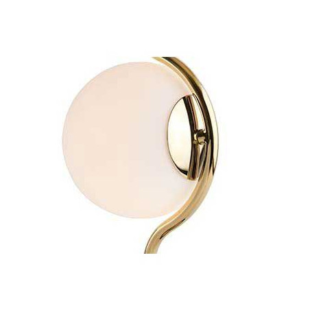 Lampe dorée et globe en vere
