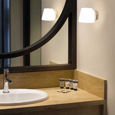 Applique blanche de salle de bain