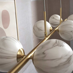 Lustre métal doré et 6 globes effet marbre blanc