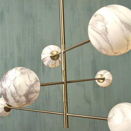 Lampe suspendue avec 6 globes en marbre et structure en métal doré