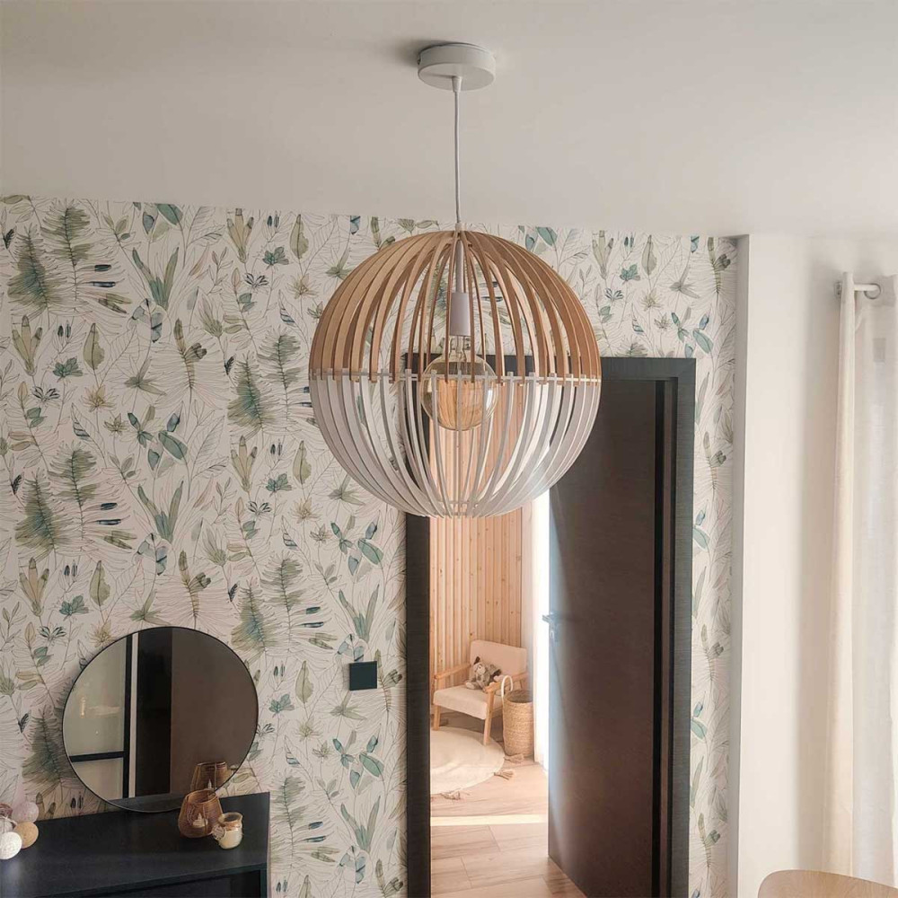 Suspension en bois ajouré