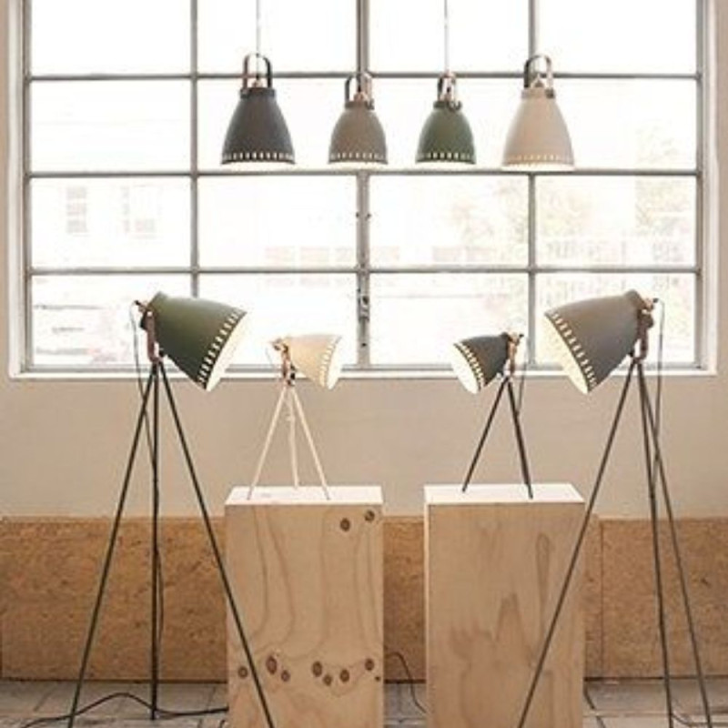 Lampadaire trépied design Lampadaire trépied design