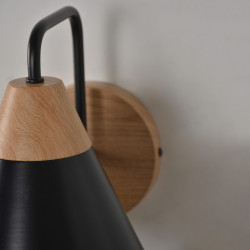 applique en métal peint en noir et effet bois