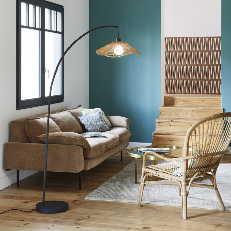 Lampadaire arc design et élégant en situation