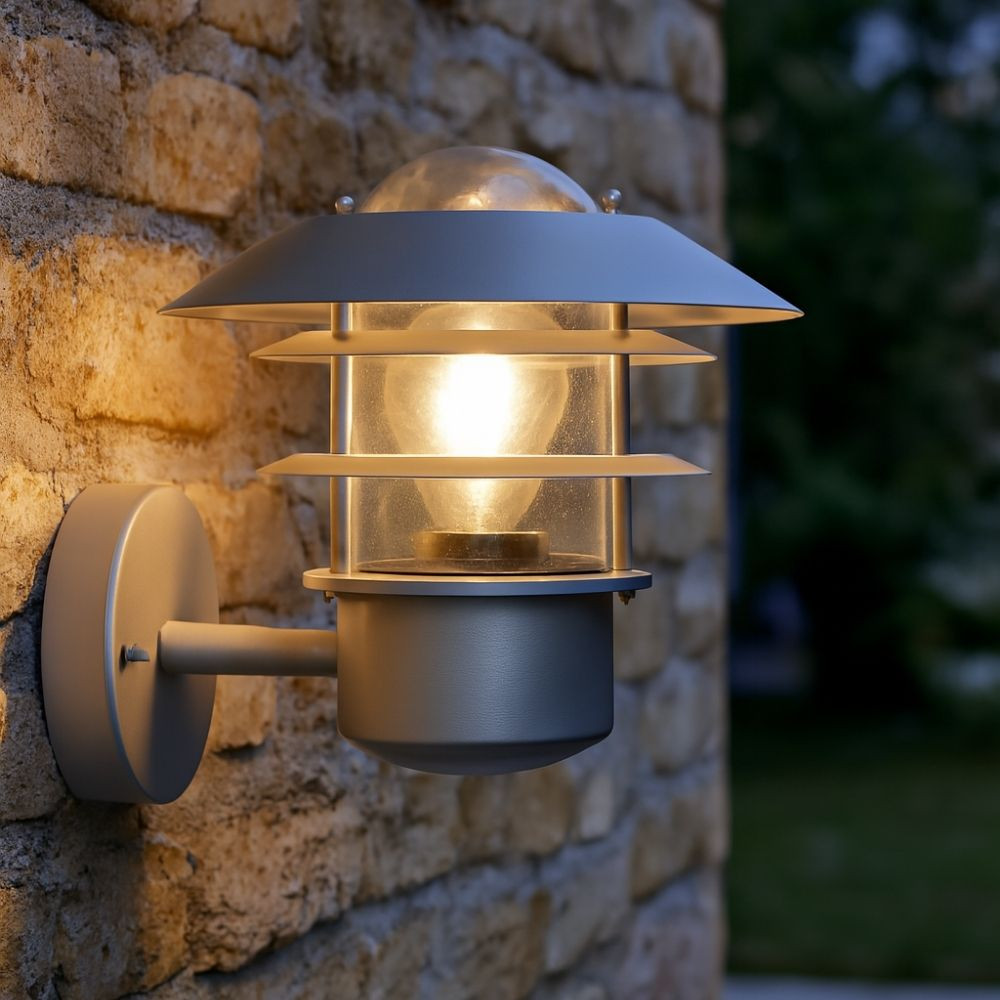 Applique murale lanterne grise créant une ambiance chaleureuse et accueillante Applique murale lanterne grise créant une ambiance chaleureuse et accueillante