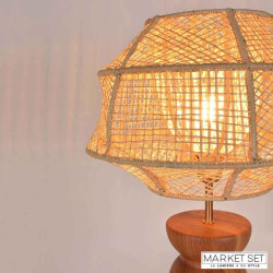 Lampe en bois avec abat‑jour en fibres naturelles