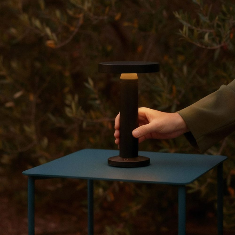 Lampe de table noire solaire