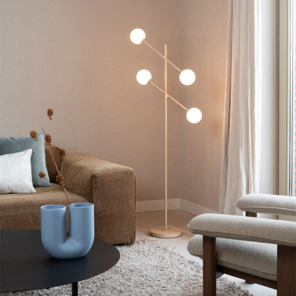 lampadaire de salon beige avec 4 globes