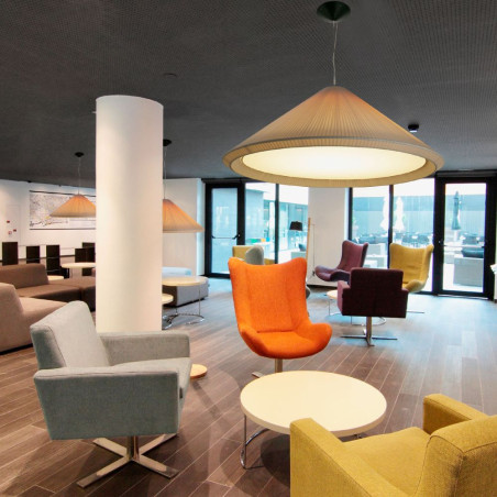 Suspension design avec abat-jour en rubans textiles beige