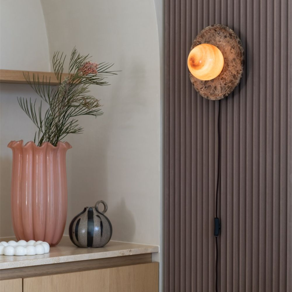 Applique murale en marbre brun et globe en verre